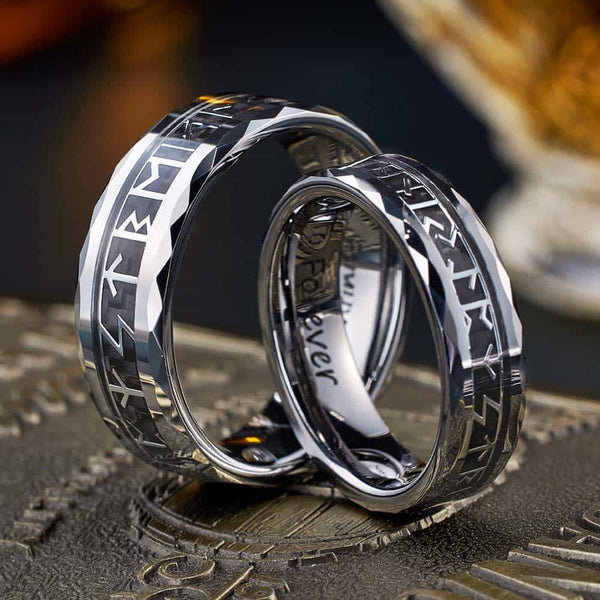Anillo Vikingo Plateada con Runas de Tungsteno Facetado