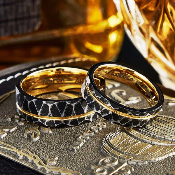 Anillo Martillado de Tungsteno Dorados - Trono