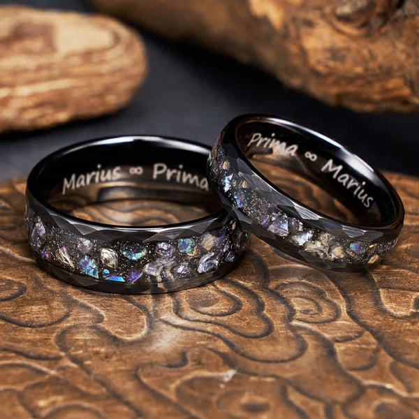 Anillo de Tungsteno Facetado Negro con Grabado - Galería Estelar